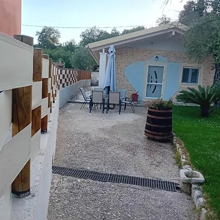 Chrysanthi's House Gardeládes